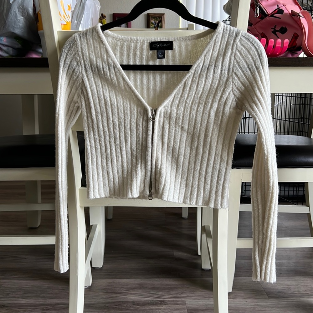 Long sleeved sweater with zipper